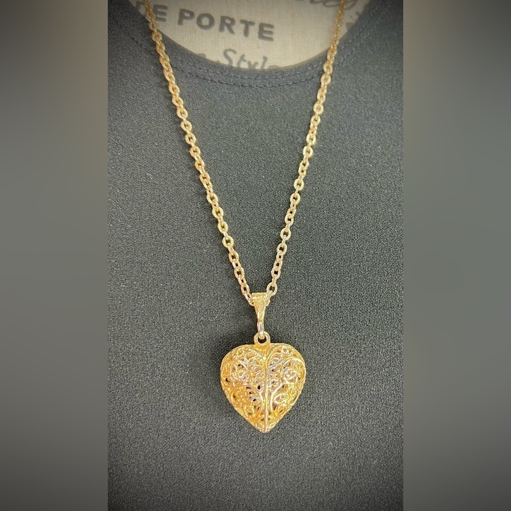 J003. Avon Vintage Heart Locket-Shaped Pendant 26ā length - Picture 3 of 4